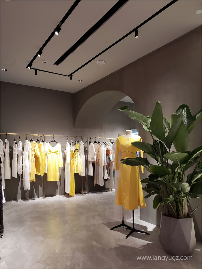 萬象城女裝店店內(nèi)綠植擺放效果圖