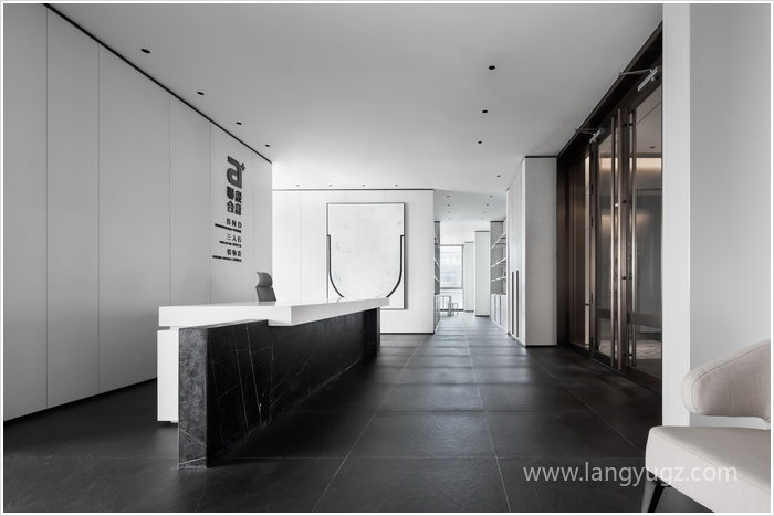 黑白極簡(jiǎn)聯(lián)合辦公室裝修效果圖