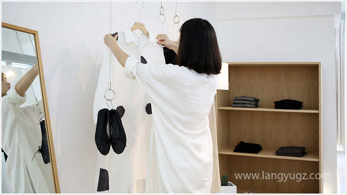 小服裝店極簡(jiǎn)裝修效果圖